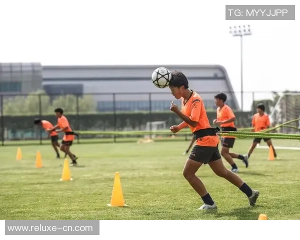 通过足球训练增强肌肉力量的科学方法与实用技巧分享